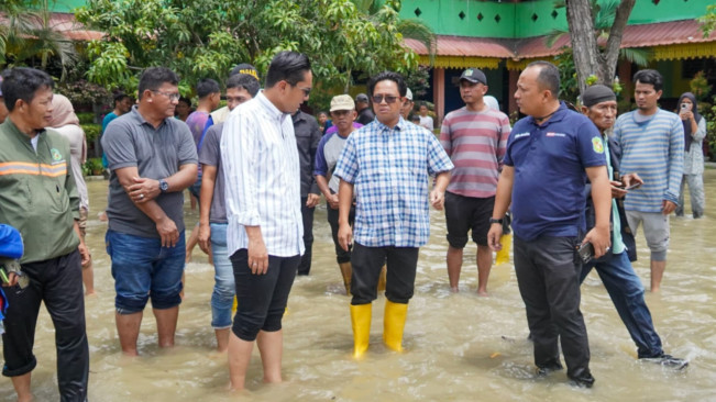 Walikota Medan meninjai banjir. [Dok. Humas Pemko Medan]